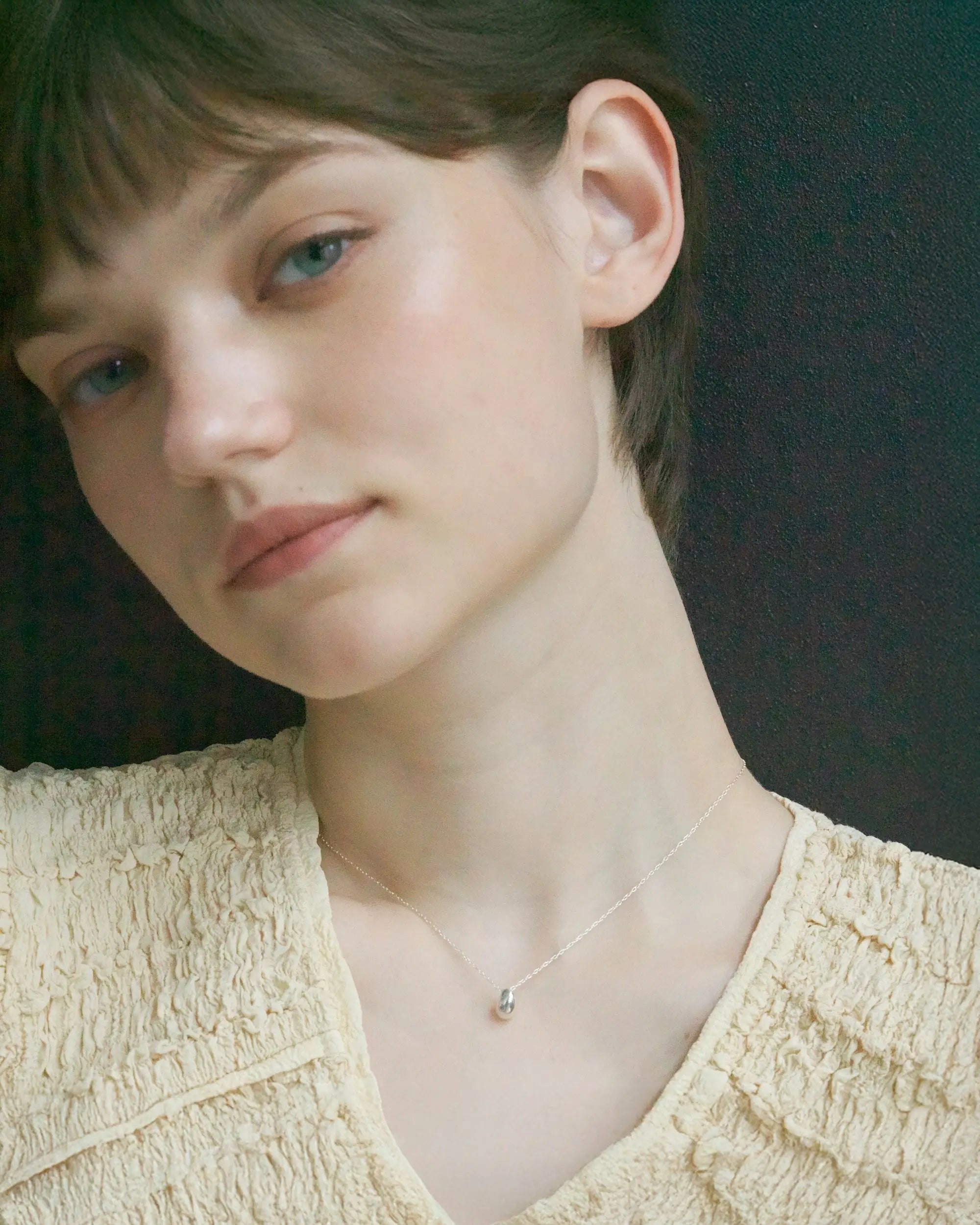シルバー925 ティアドロップネックレス 着用画像 - どんな装いにも優しく馴染むミニマルで上品な輝き