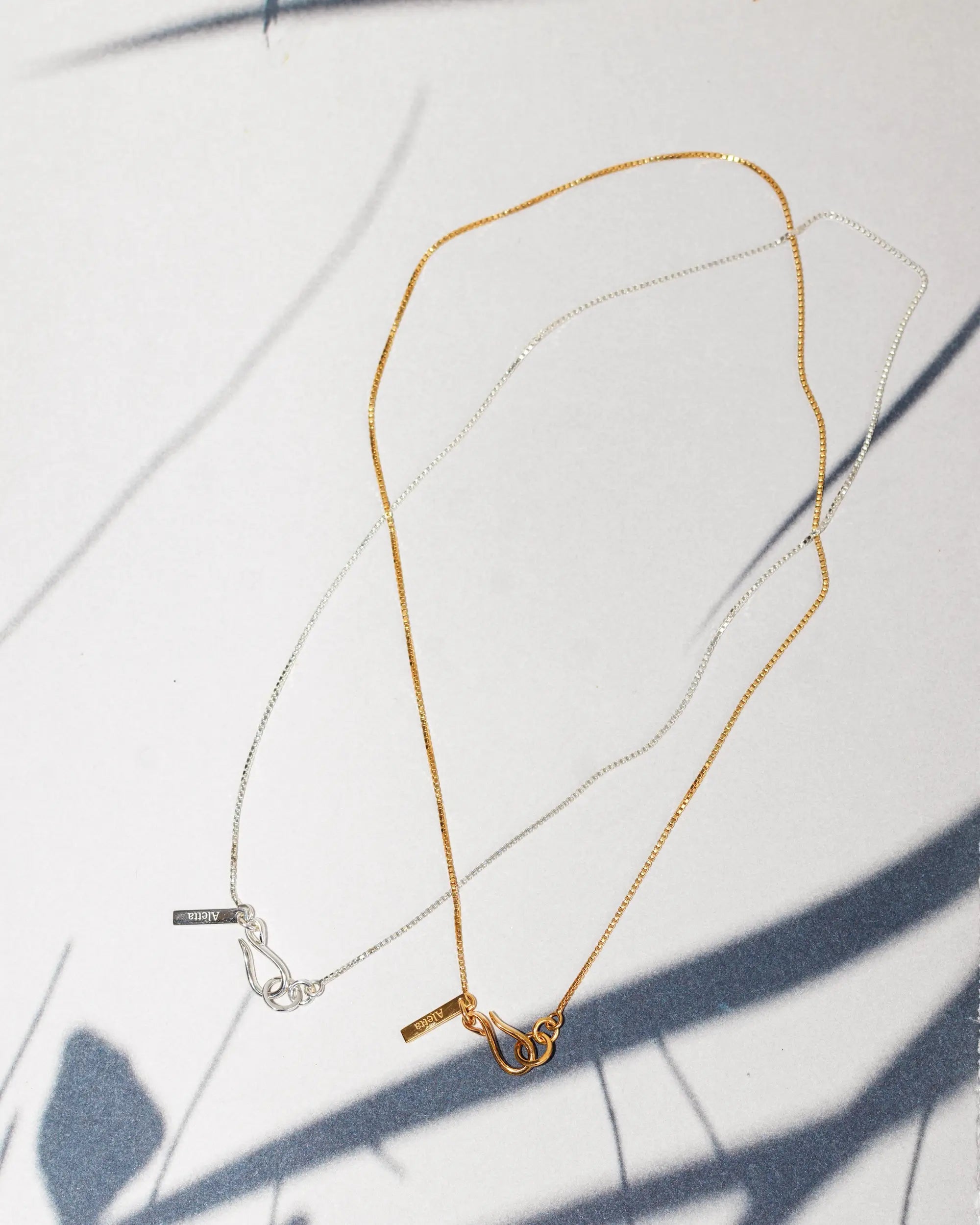 ベネチアンチェーンネックレス 置き画 | ボックス型のコマが直線的な輝きを放つシルバー925チェーン