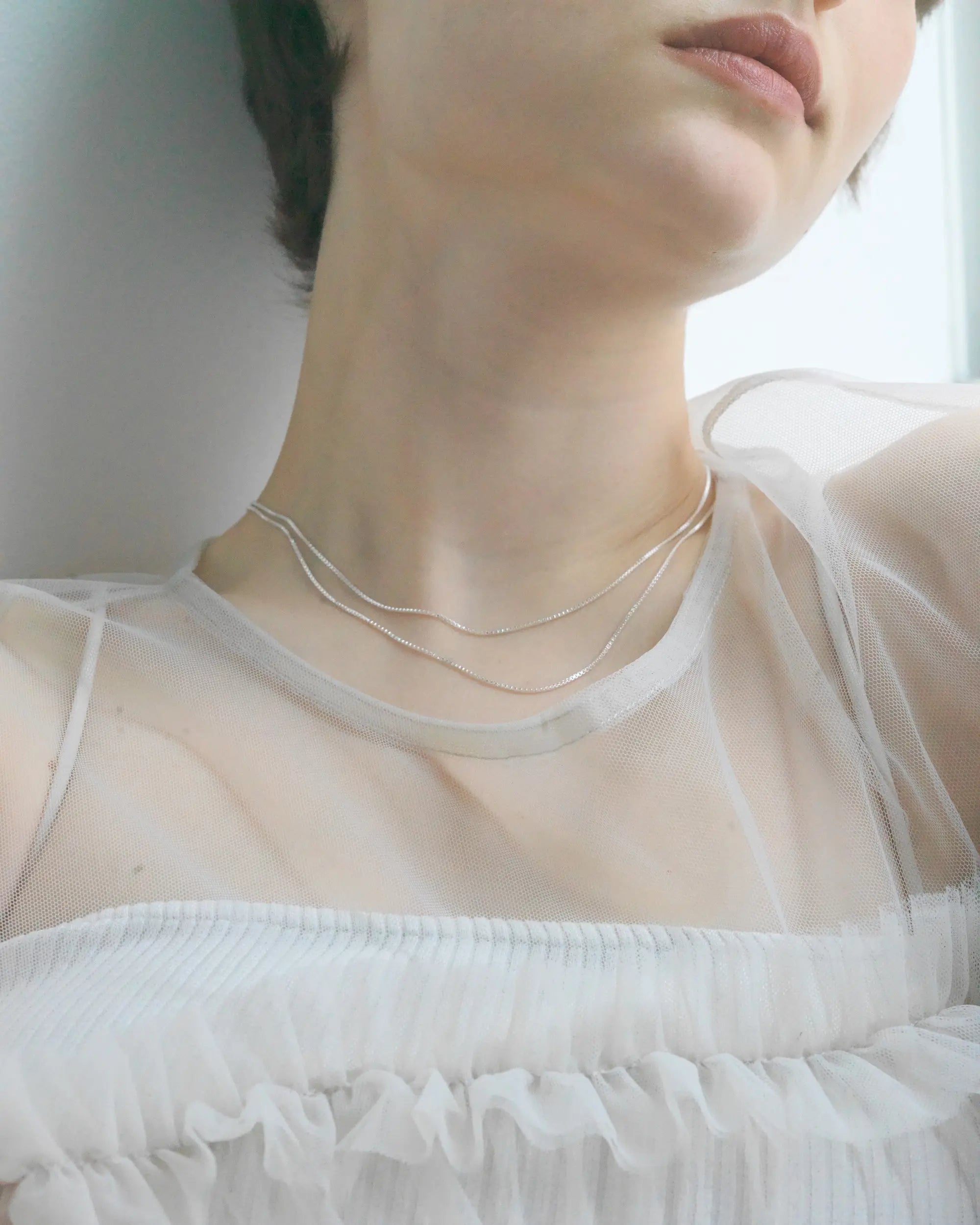 ベネチアンチェーンネックレス シルバー 着用画像 | フェミニンな装いにも合う繊細な輝きのボックスチェーン