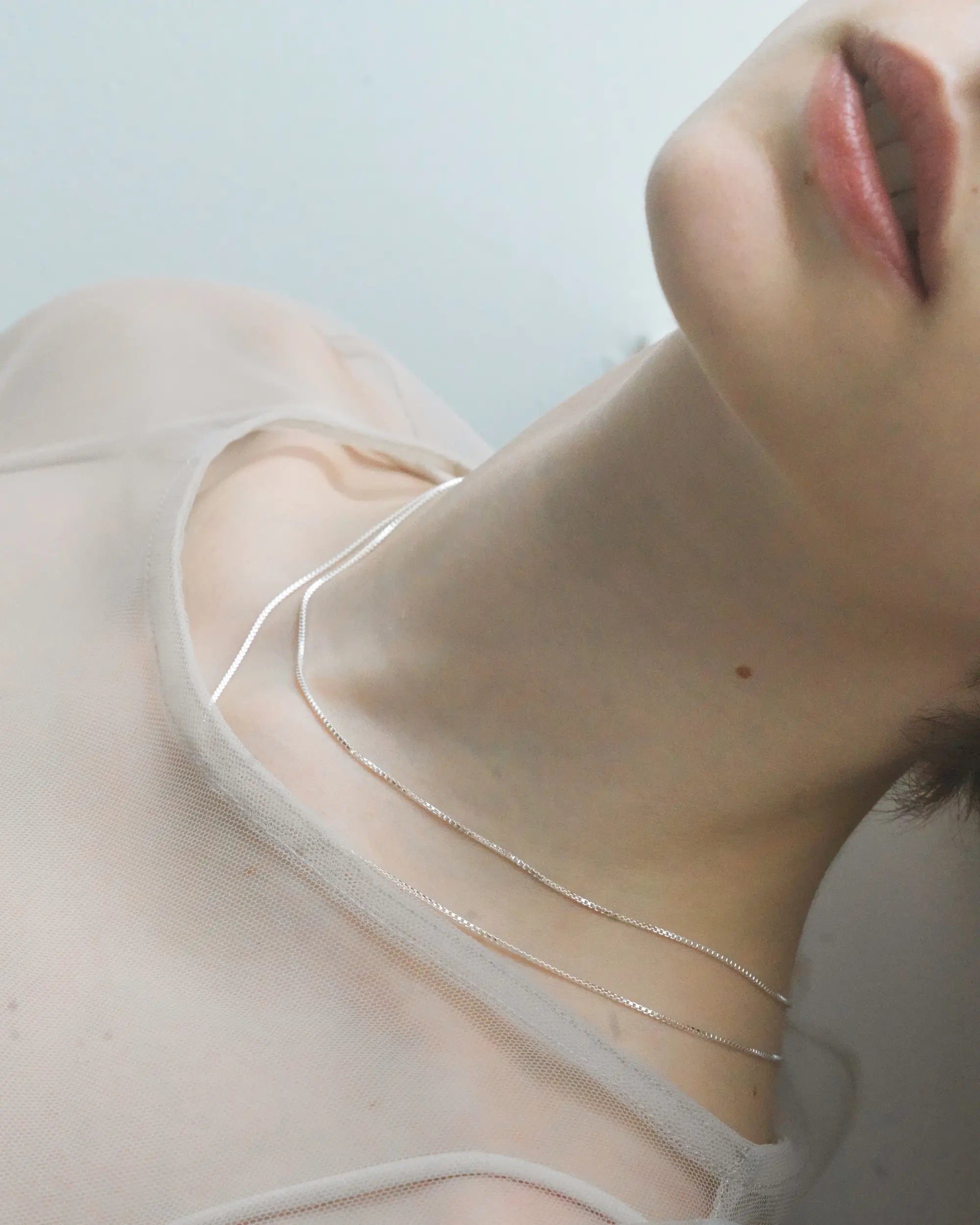 ベネチアンチェーンネックレス シルバー アップ | 密度のあるチェーンが肌の上で滑らかに艶めく