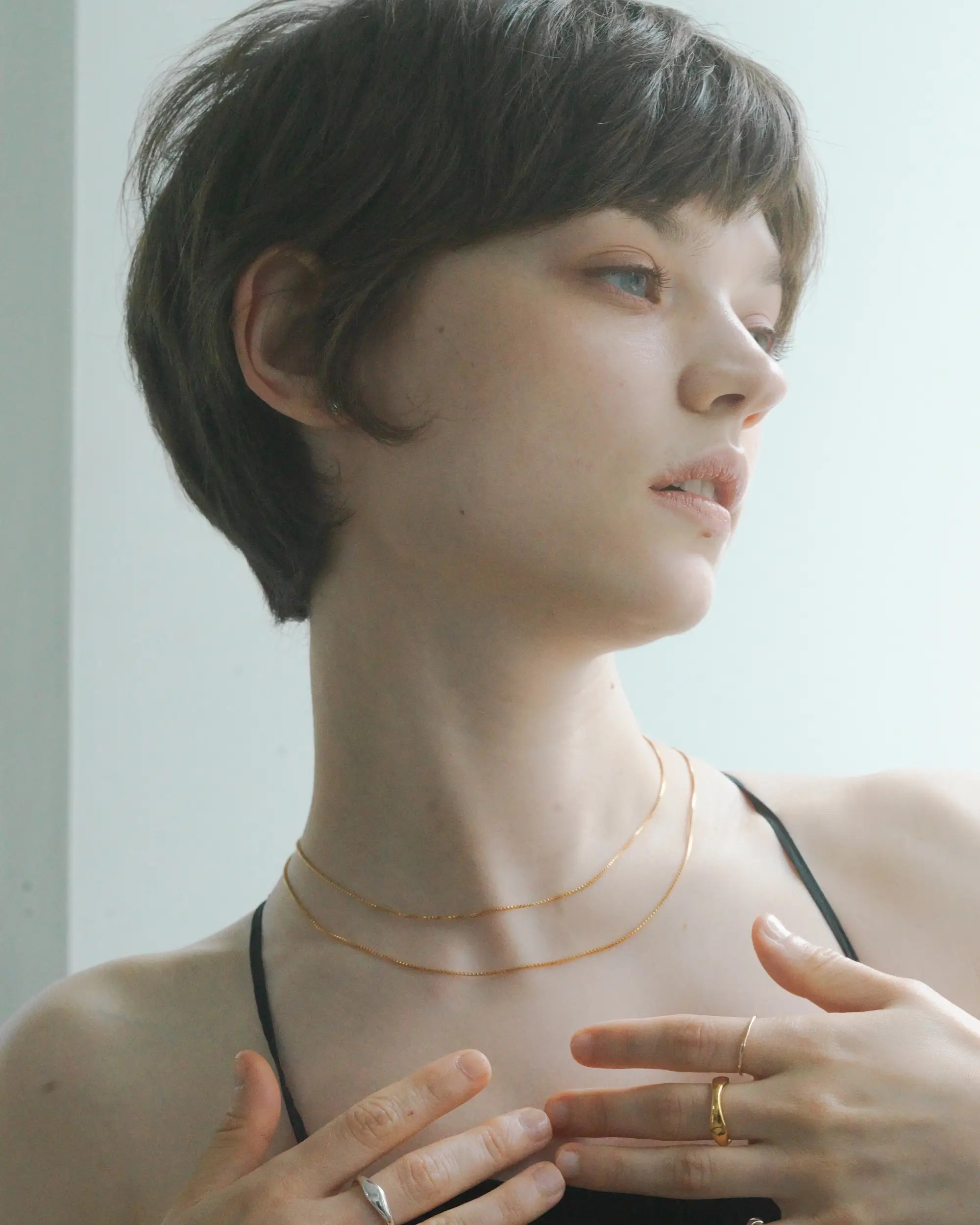 ベネチアンチェーンネックレス シルバー 着用 | 38cmと48cmの重ね付けで楽しむジェンダーレススタイル