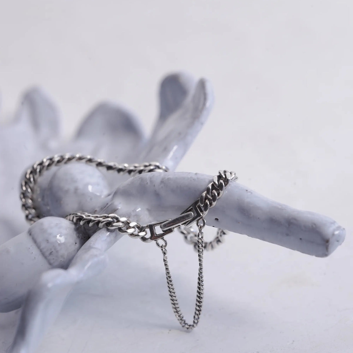 york-chain-bracelet-01.webp?